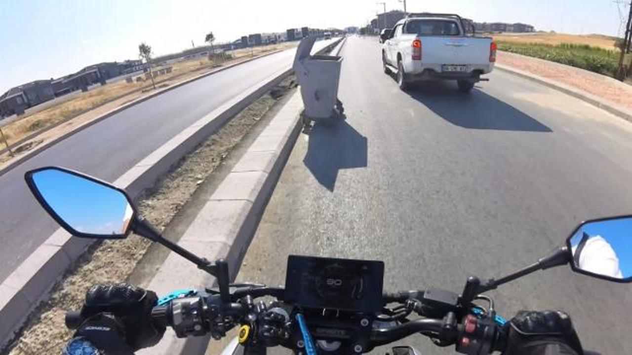 Eskişehir'de motosiklet sürücüsünün çöp konteyneriyle imtihanı: Kask kamerası saniye saniye kaydetti