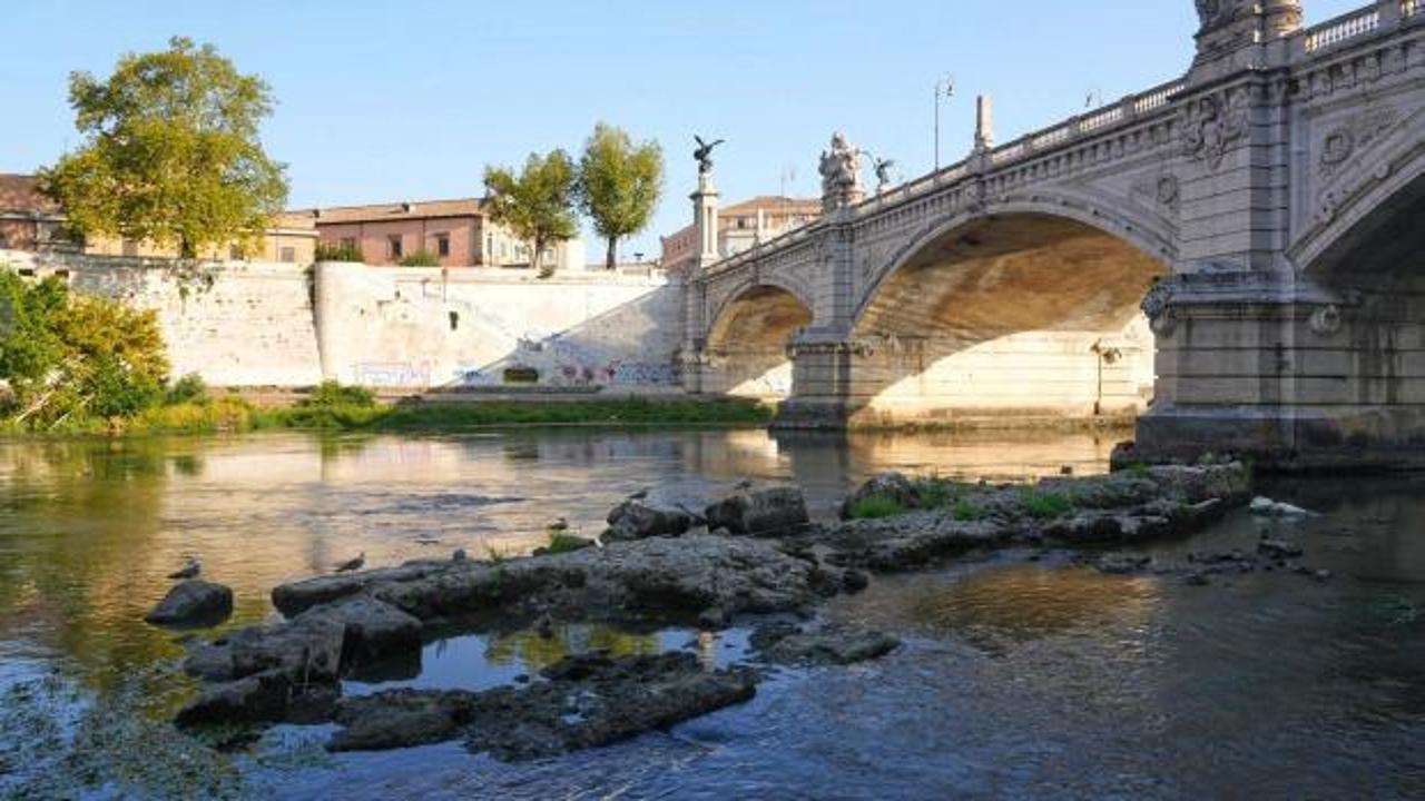Roma'da tarih su yüzeyine çıktı: 2 bin yıllık köprü kuraklıkla ortaya çıktı