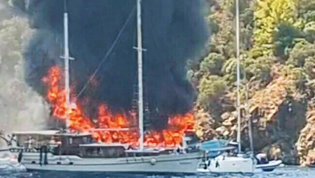 Fethiye açıklarında tur teknesinde yangın: 115 yolcu denize atlayarak kurtuldu