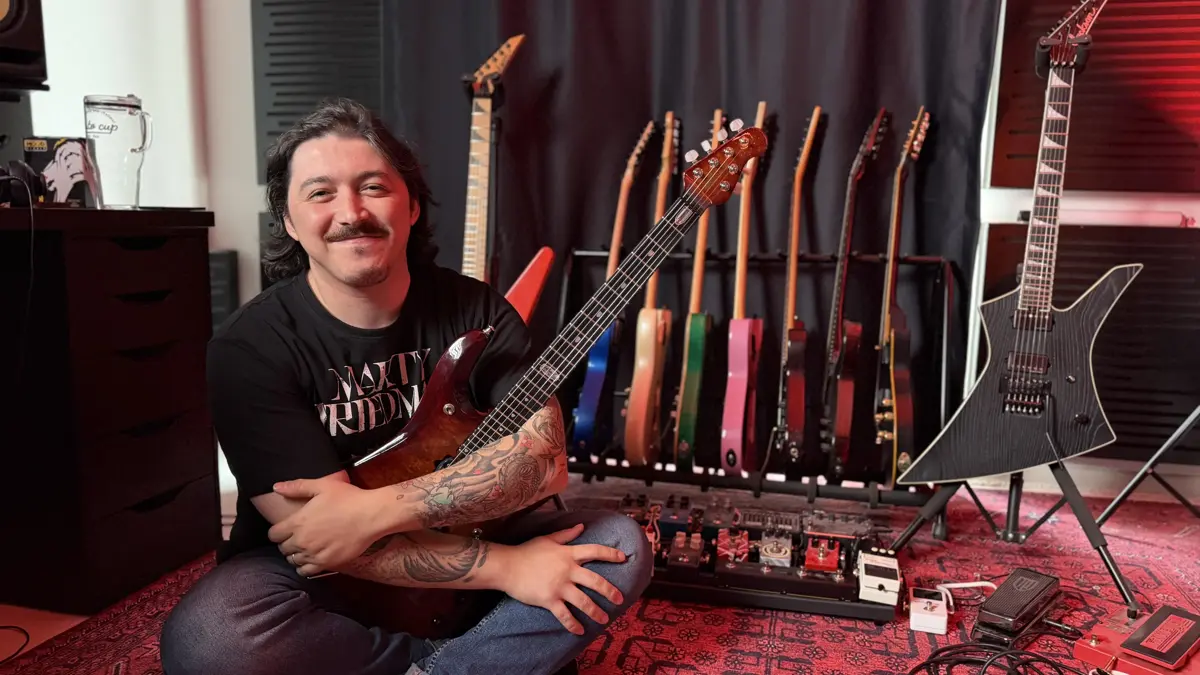 Tutkusu olan müziği seçti, arkadaşlarıyla kurduğu online platformla binlerce kişiye gitar