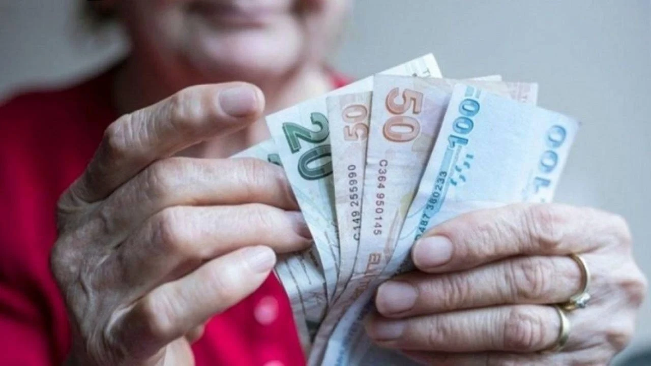 Emekli maaşlarının geleceği mercek altında: Kesinti ve yaş artışı gündemde