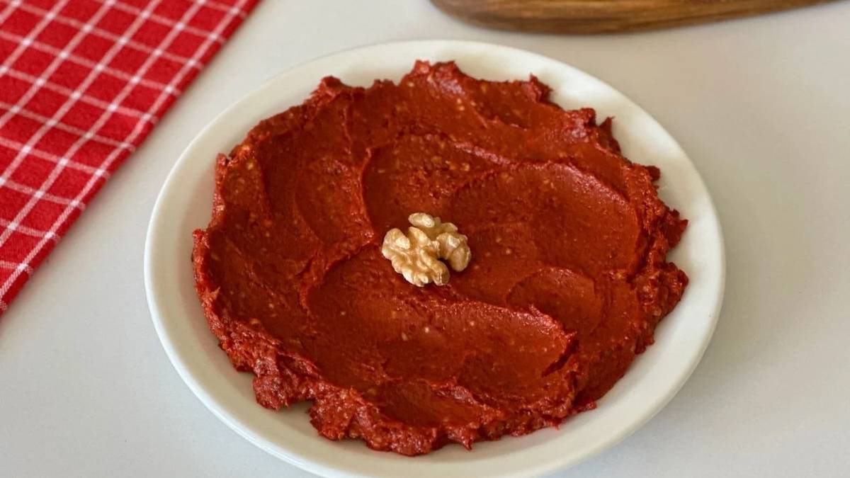 Asla bozulmayan ve ekmeğe sürülen tam ölçülü ev yapımı çemen tarifi