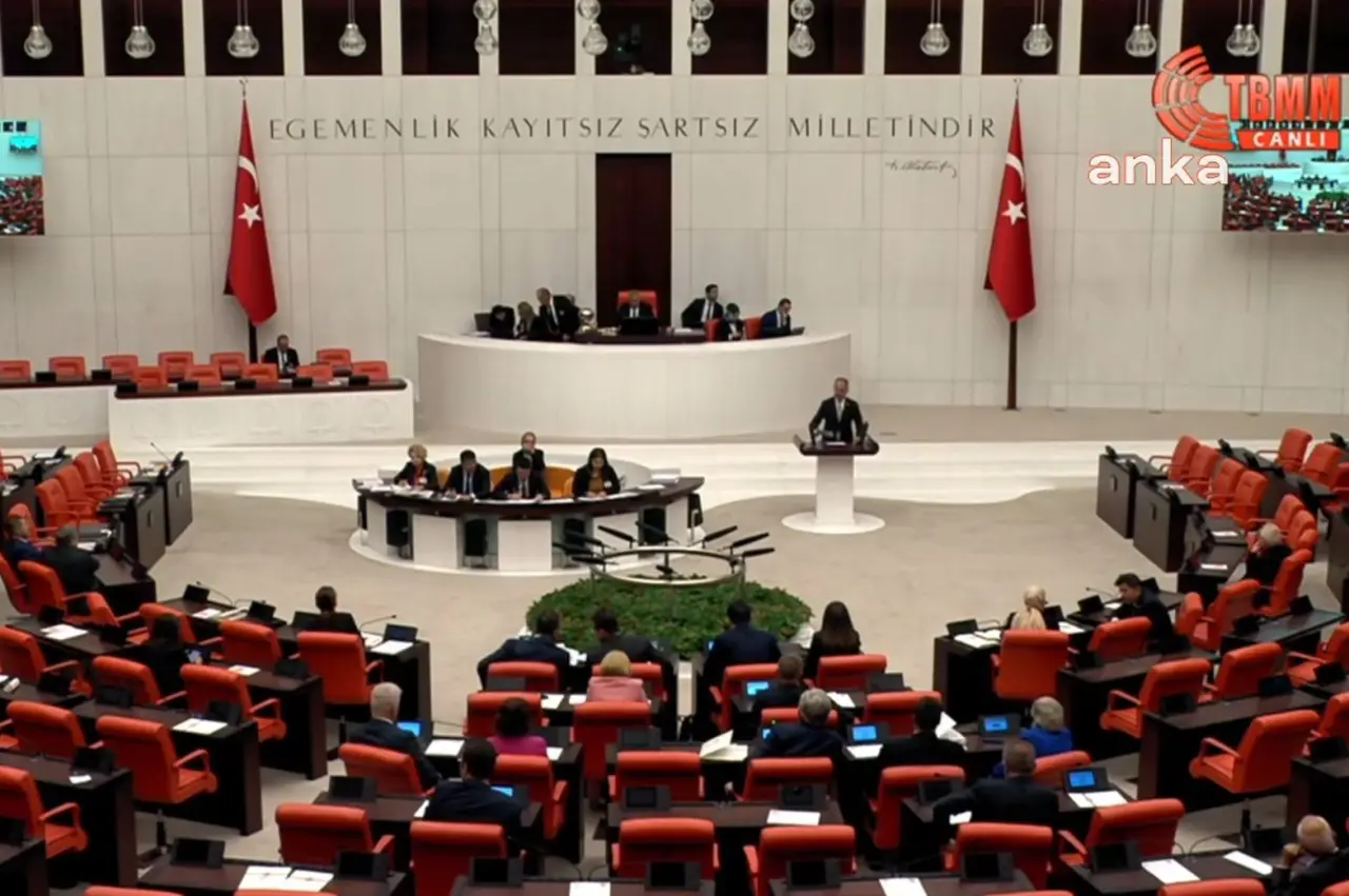 Fon vurgunu yasası eleştirilerle kabul edildi