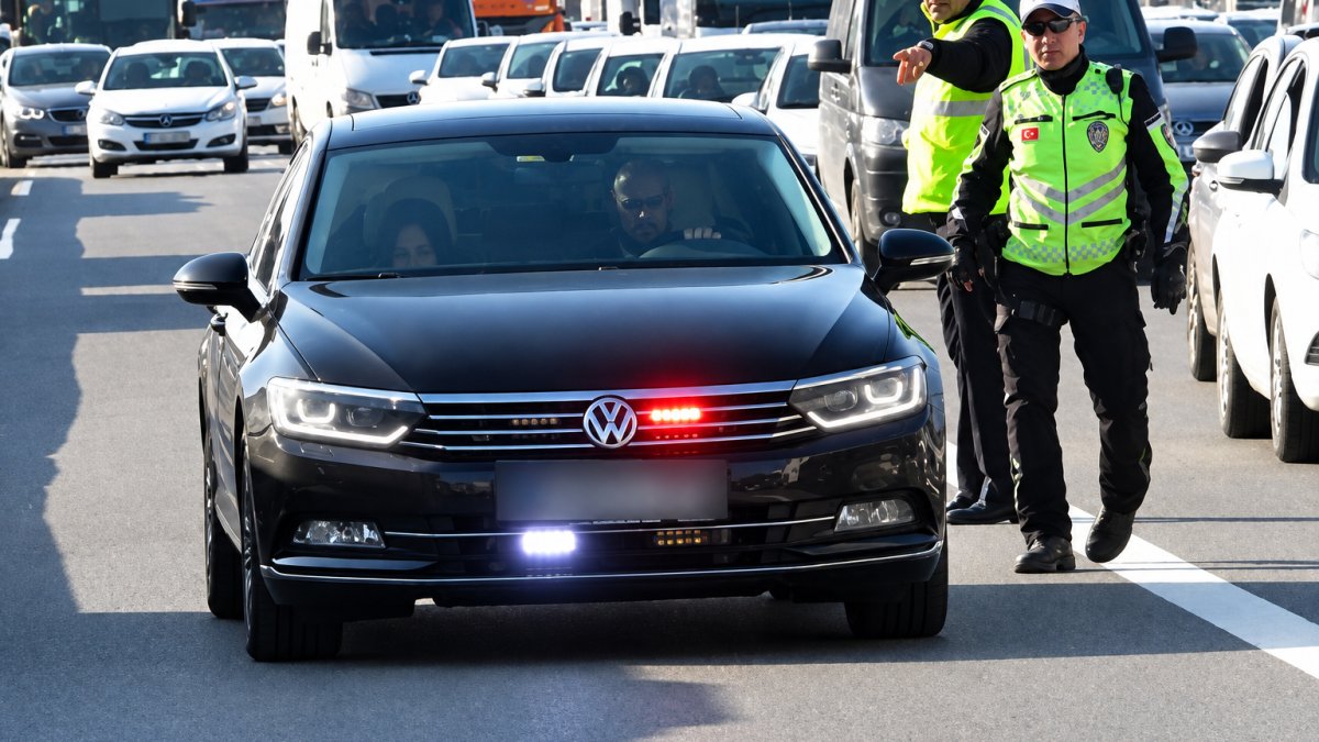 İstanbul trafiğinde çakarlı araç isyanı: "Önemli birinin yakını var diye kimse ses