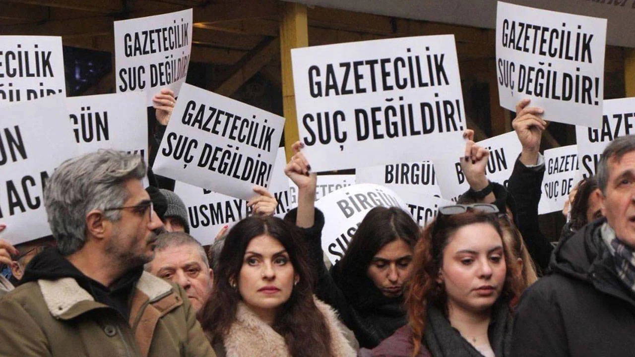 Gazeteciler baskılara ve sansüre karşı sokağa çıkıyor… Özel’den çağrı: ‘AKP’nin kara
