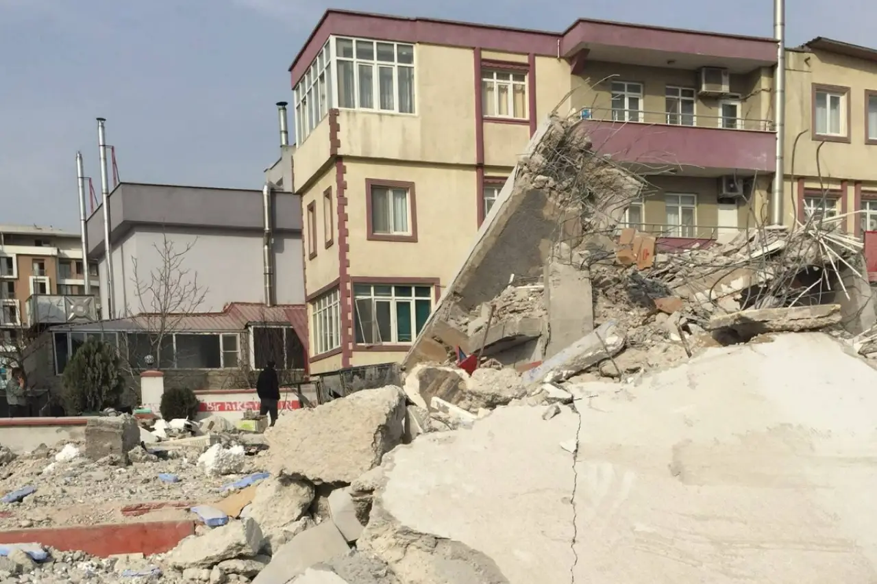 Depremde yıkılan Akerman Apartmanı'nın bilirkişi raporu tamamlandı: Kaçak katlar ve