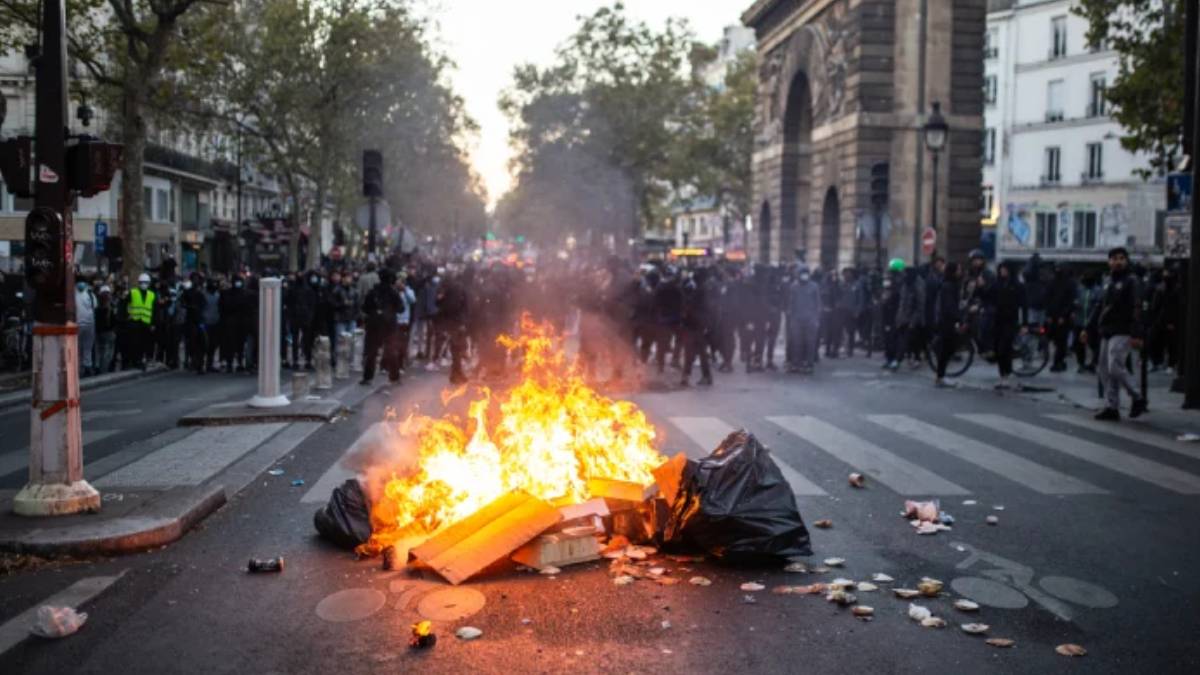 Fransa’da protestolar büyüyor: 70 bin polis görevlendirildi, 135 gözaltı