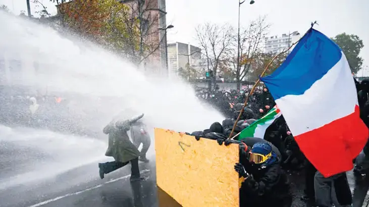 Yüzbinler yine sokağa indi