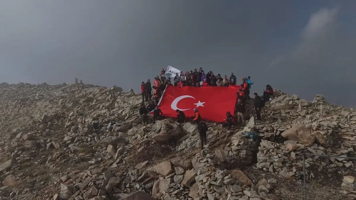 Bingöl Valisi Çelik ve protokolün katılımıyla Sülbüs Dağı'nın zirvesinde Cumhuriyet