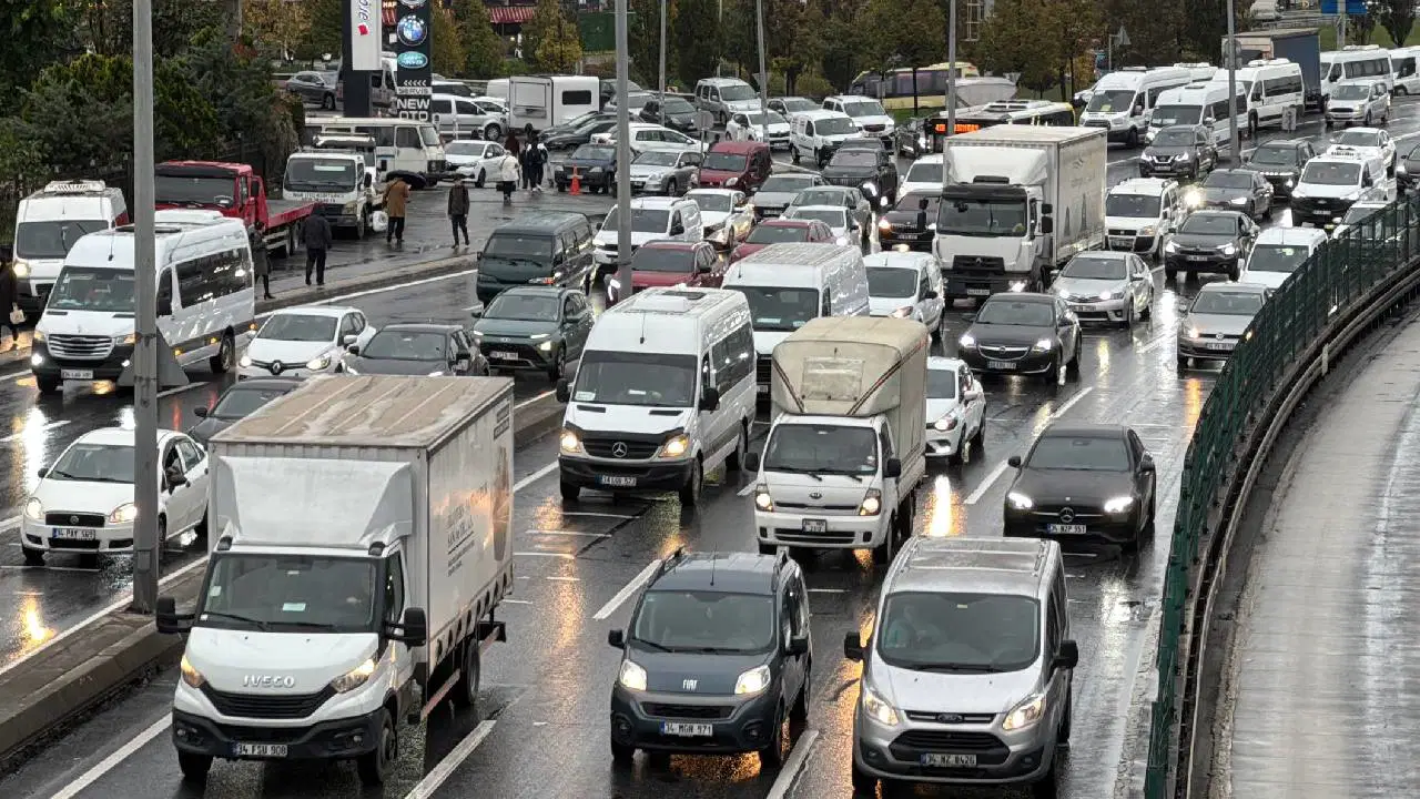 İstanbul’da yağmur trafiği kilitledi: Yoğunluk yüzde 80’e ulaştı