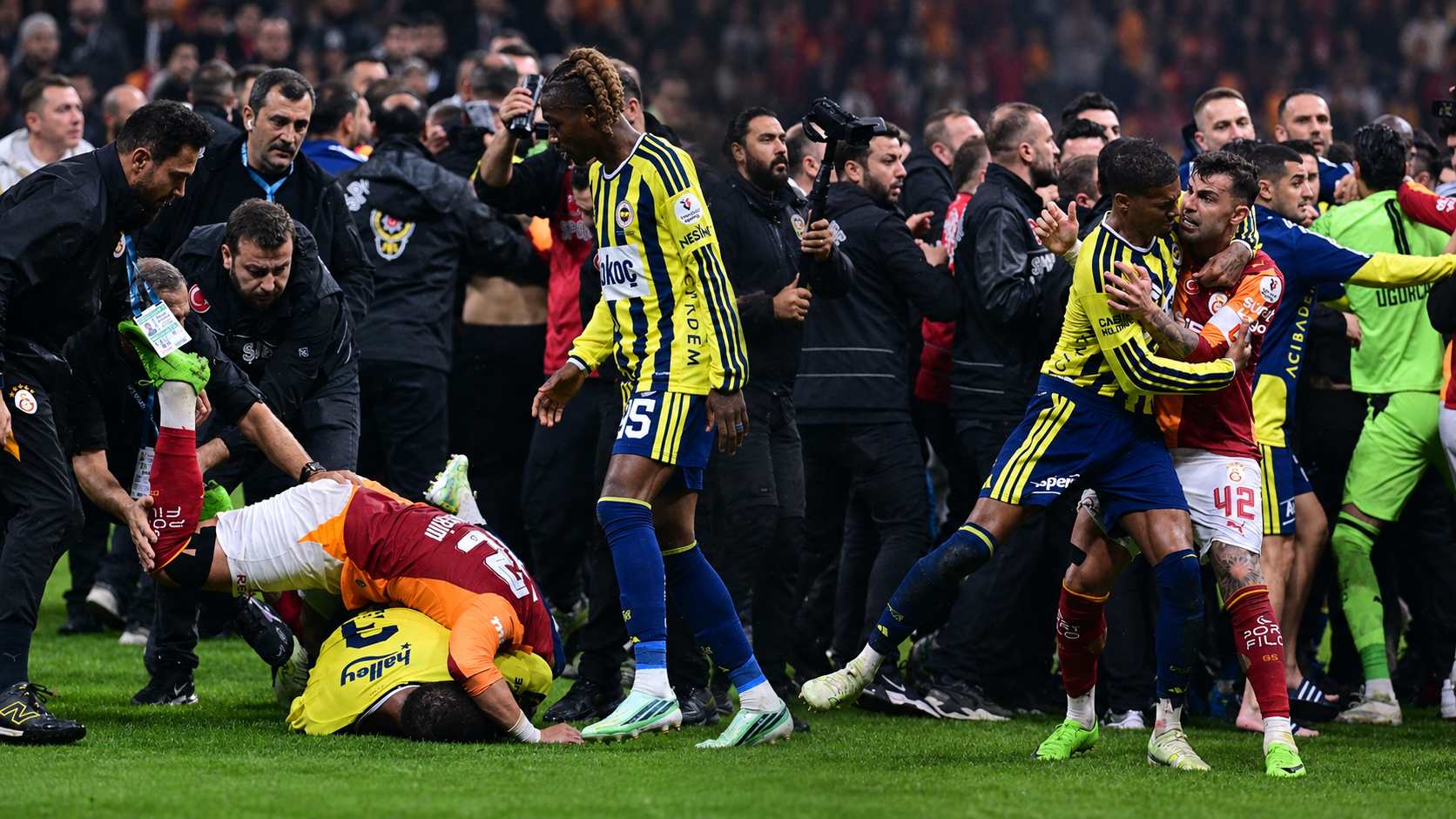 Dev derbide kavga eden Archie Brown ve Abdülkerim Bardakcı'ya tarihi ceza yolda