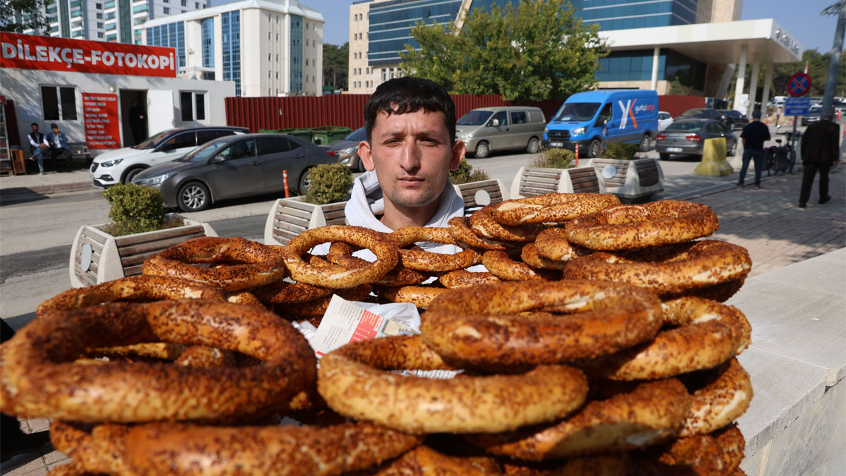 "Simit 20 TL, parayı poşete bırak sınava gireceğim" dedi, tezgahı bıraktı!