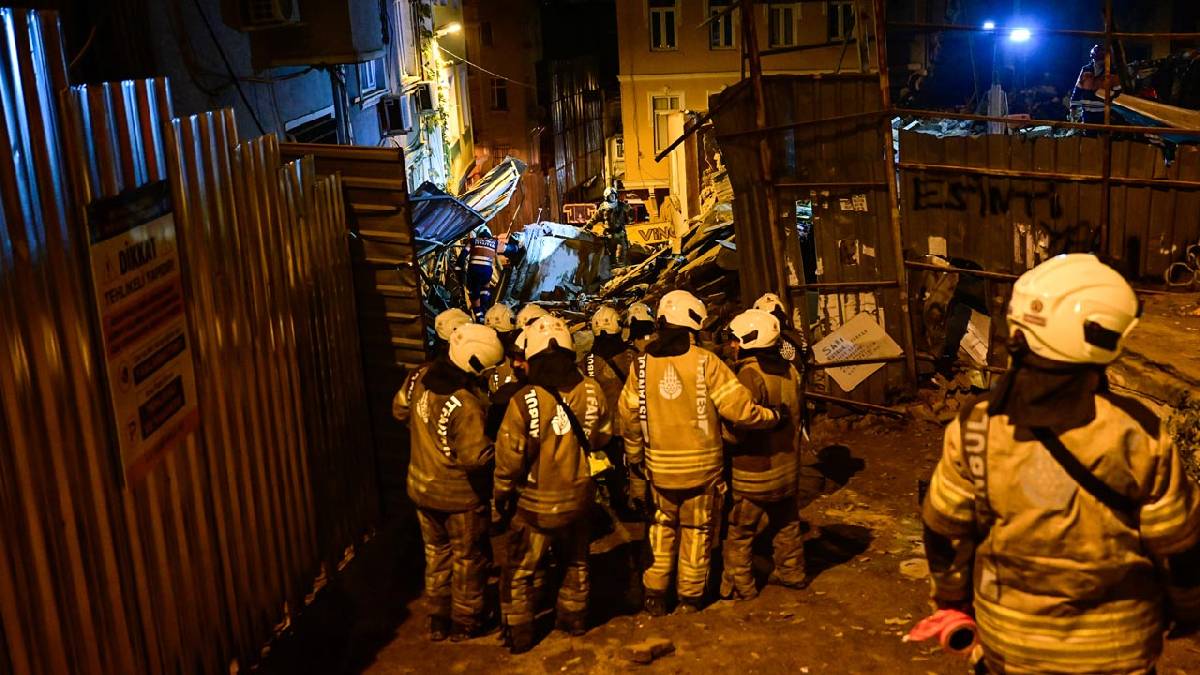 İstanbul Beyoğlu'nda 4 katlı bina çöktü!