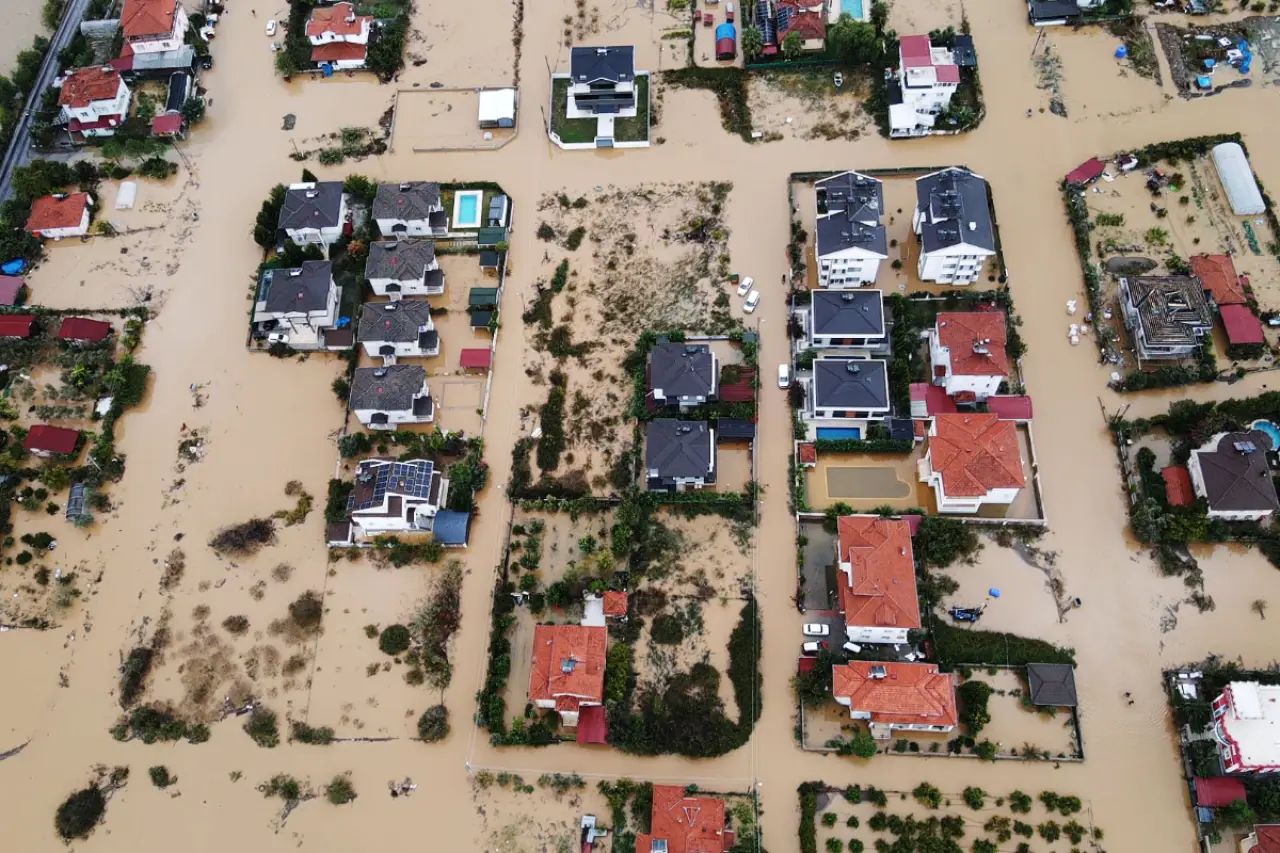 Muğla'da etkili sağanak sonrası dere taştı: Dalaman'da yaşam alanları su altında kaldı