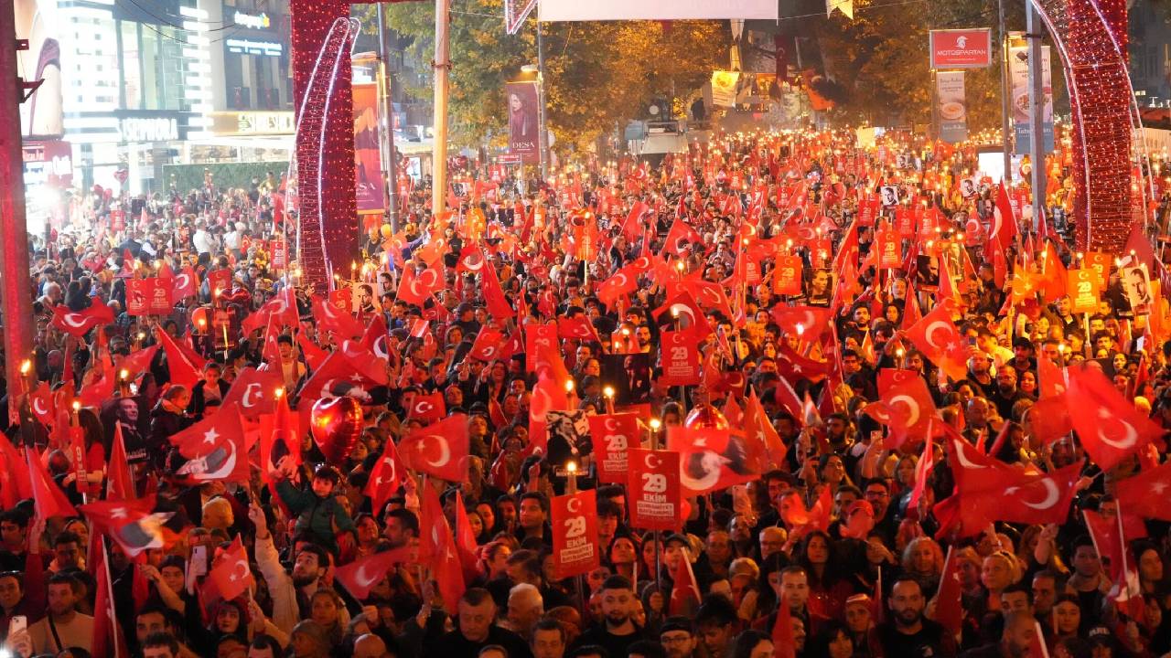 Cumhuriyetimizin 103. yılı coşkusu İstanbul’un bütün ilçelerini kırmızı beyaza boyayacak