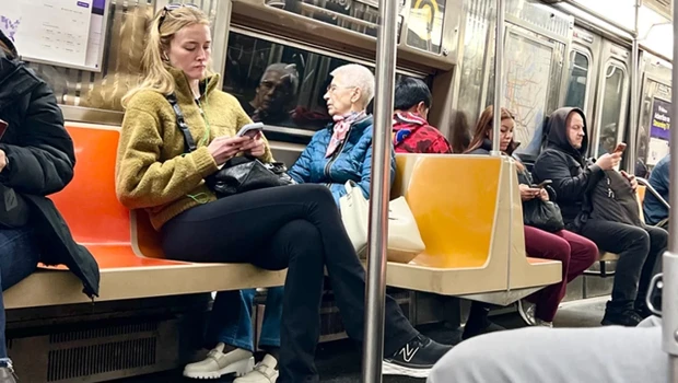 Ani gelen şöhrete pabuç bırakmadı. . . Genç oyuncu metroda
