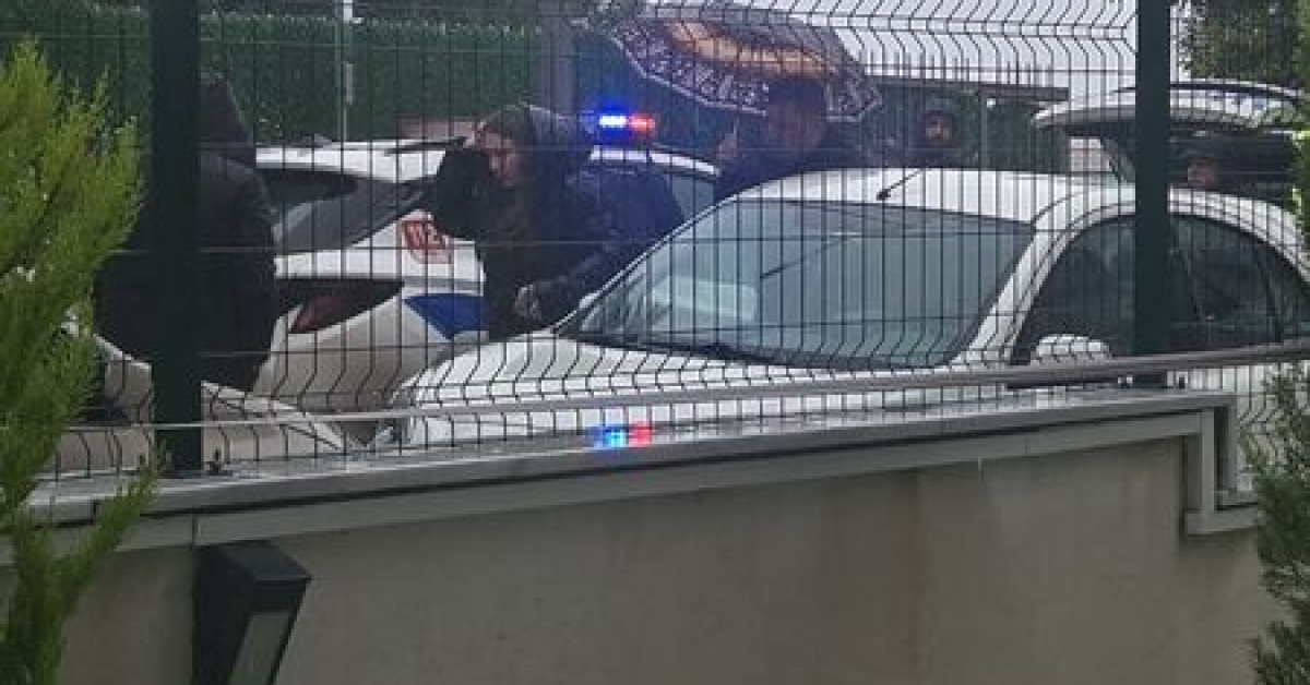 Okulun önünde bekçi veliyi vurdu!