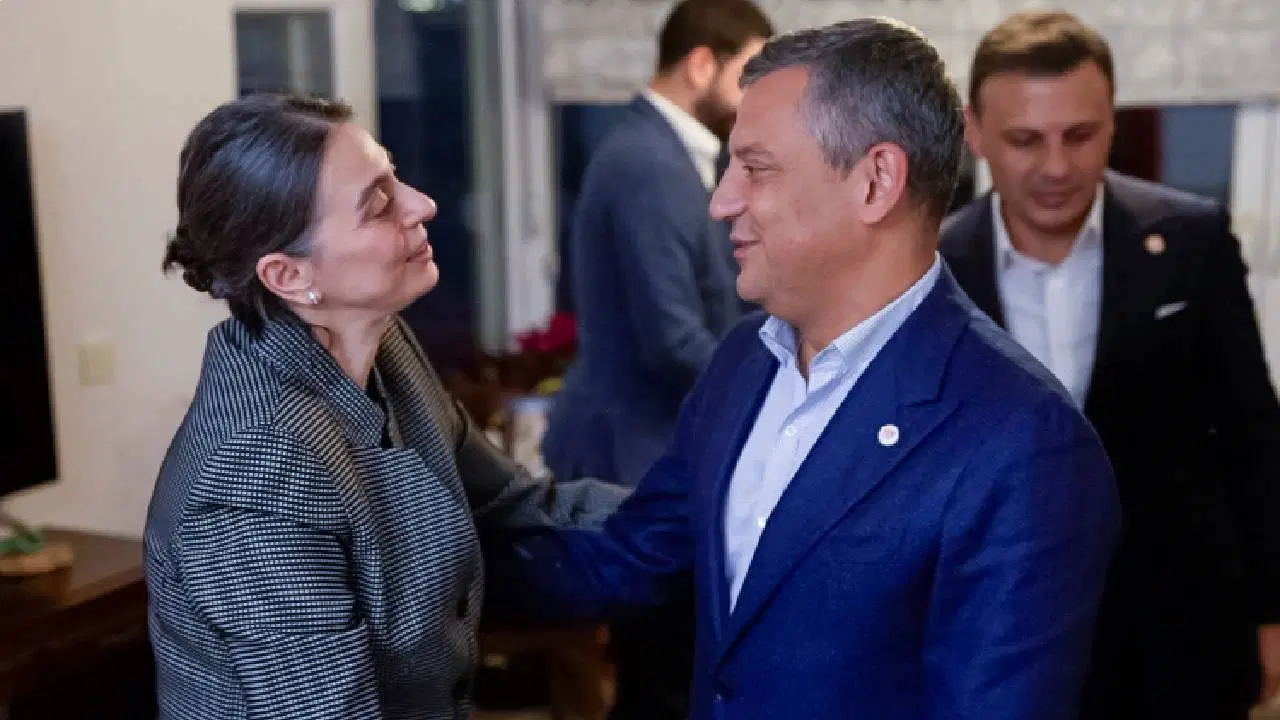 Özgür Özel, Sinem Dedetaş'ı ev hapsinde ziyaret etti: 'Sinem Başkanı ev hapsinde tutmak