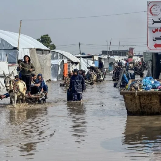 Gazze'de yerinden edilen Filistinlilerin kaldığı çadır yangınında 2 bebek hayatını